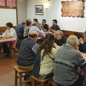 Sociedad Gastronómica donde muchas personas están disfrutando de una comida en las mesas del comedor.